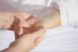 MANFAAT TERAPI HIPNOTERAPI UNTUK KESEHATAN MENTAL DAN FISIK